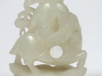 Pendentif en jade blanc celadonné "Enfant sur un bouc et tenant un sce