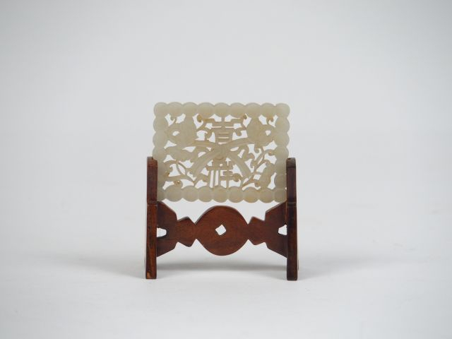 Petit pendentif monté en écran en jade céladon finement sculpté de deu