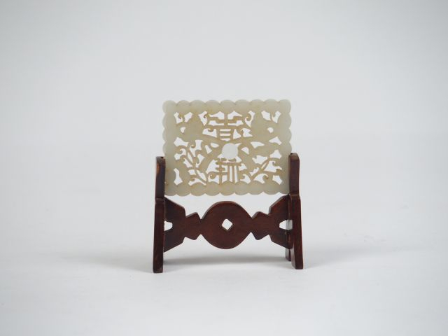 Petit pendentif monté en écran en jade céladon finement sculpté de deu