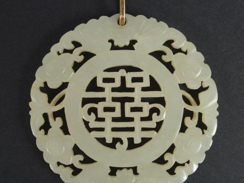 Pendentif circulaire en jade céladon, décor de caractères Fu et de cha