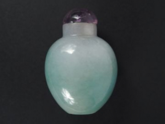 Vente aux enchères Flacon tabatière de forme gourde en jadéïte. Chine XIXème  H. : 5 cm