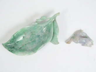 Vente aux enchères Lot comprenant une coupe et un petit cheval en jadéïte. Longueurs : 15