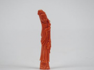 Vente aux enchères Statuette en corail représentant une déesse du printemps.  Chine Xxème