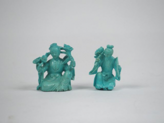 Vente aux enchères Lot de deux statuettes en turquoise représentant des jeunes femmes ten