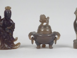 Vente aux enchères Lot comprenant :une divinité féminine, un oiseau et un brûle parfum en