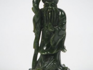 Vente aux enchères Statuette en serpentine ou amphibole représentant Zhoulao. Chine XXme.