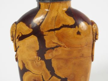 Flacon tabatière en écaille, orné de deux têtes de dragon, bouchon en 