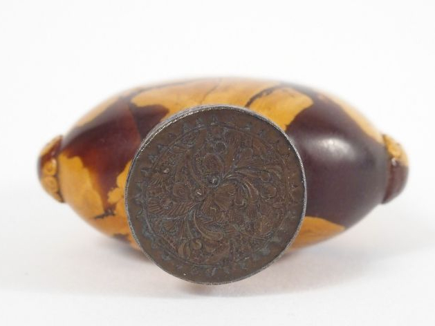 Flacon tabatière en écaille, orné de deux têtes de dragon, bouchon en 