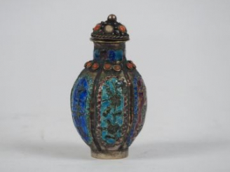 Vente aux enchères Flacon tabatière en cuivre argenté et émaux de Canton, décor floral et