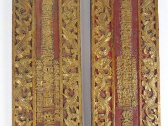 Vente aux enchères Deux panneaux en bois de ningbo sculpté de rinceaux feuillagés et d'in