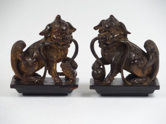 Vente aux enchères Couple de lions bouddhiques en bois anciennement laqué et doré.  Chine