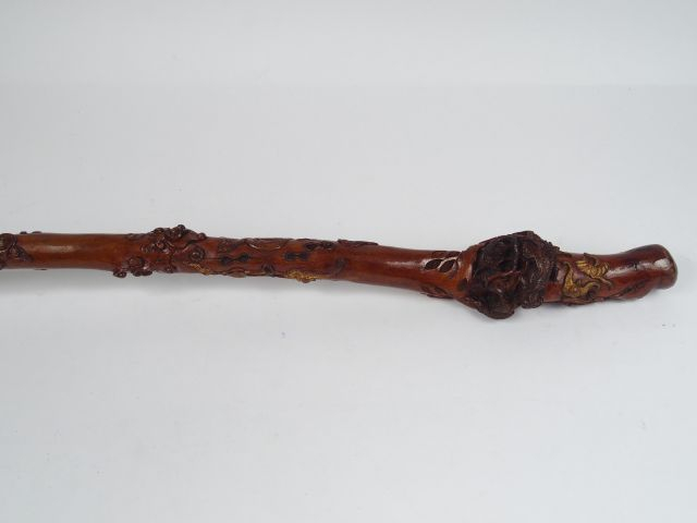 Canne en bois sculpté