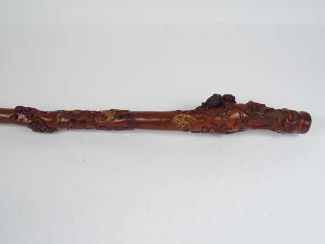 Canne en bois sculpté