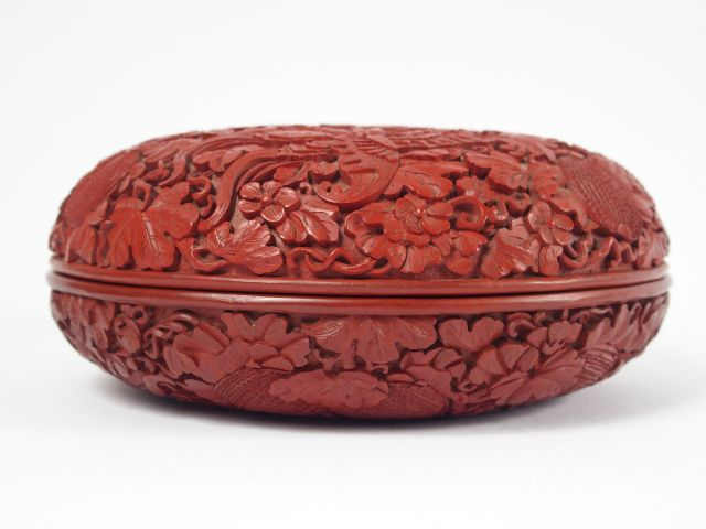 Boite circulaire en laque de cinabre, décor sculpté de fleurs, d'oisea