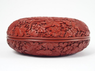 Vente aux enchères Boite circulaire en laque de cinabre, décor sculpté de fleurs, d'oisea