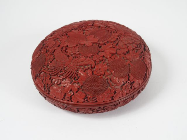 Boite circulaire en laque de cinabre, décor sculpté de fleurs, d'oisea