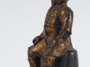Statuette en bronze laqué et doré représentant Guandi en armure, assis