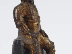 Statuette en bronze laqué et doré représentant Guandi en armure, assis