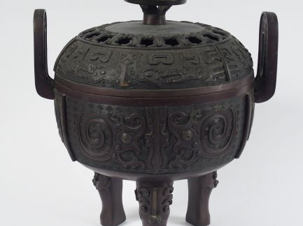 Grand brûle-parfum couvert tripode Ding, à décor de masques de Taotie,