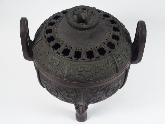 Grand brûle-parfum couvert tripode Ding, à décor de masques de Taotie,