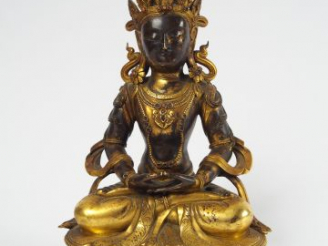 Vente aux enchères Statuette en bronze doré, représentant Amitayus assis en méditation su