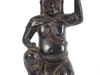 Porte baguettes à encens en bronze représentant un serviteur portant u