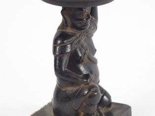 Porte baguettes à encens en bronze représentant un serviteur portant u