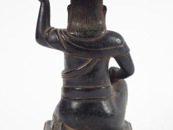 Porte baguettes à encens en bronze représentant un serviteur portant u