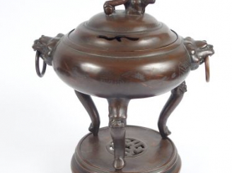 Vente aux enchères Brûle-parfum couvert, tripode, en bronze à patine clair, décor niellé 
