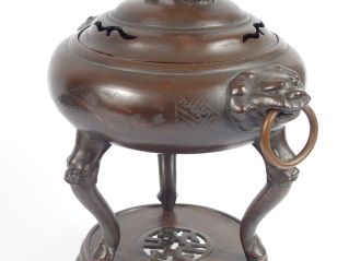 Brûle-parfum couvert, tripode, en bronze à patine clair, décor niellé 