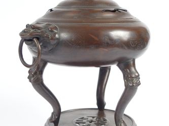 Brûle-parfum couvert, tripode, en bronze à patine clair, décor niellé 