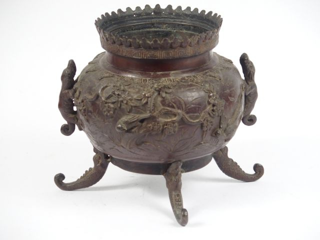 Brule parfum en bronze. H. 19,5 cm