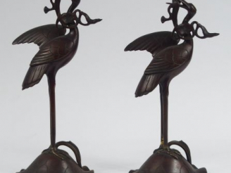 Vente aux enchères Paire de sujets en bronze 'grue'. Chine 1900 H. 29 cm