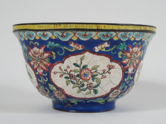 Vente aux enchères Coupe en émaux de Canton sur cuivre, décor de lotus, rinceaux feuillag