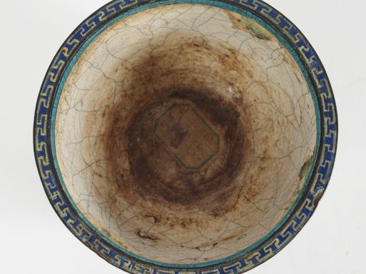 Coupe en émaux de Canton sur cuivre, décor de lotus, rinceaux feuillag