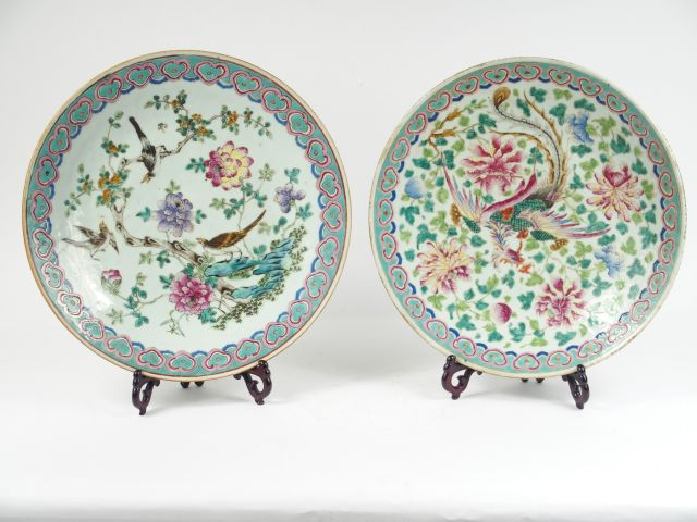 Deux plats en porcelaine et émaux de style famille rose, décor d'oisea