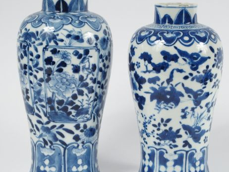 Deux vases en porcelaine bleu blanc, décor d'oiseaux, fleurs et végéta