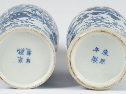 Deux vases en porcelaine bleu blanc, décor d'oiseaux, fleurs et végéta