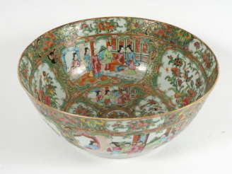 Vente aux enchères Bol à punch en porcelaine de Canton, à décor de scènes de palais, fleu