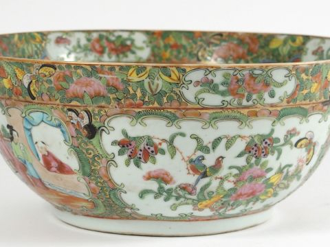 Bol à punch en porcelaine de Canton, à décor de scènes de palais, fleu
