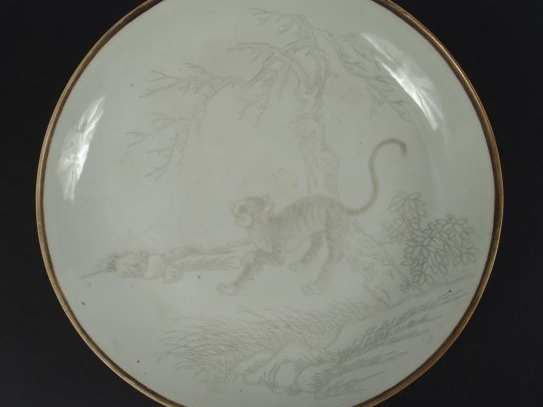 Coupe en porcelaine blanche, décor en grisaille d'un tigre en hiver.  