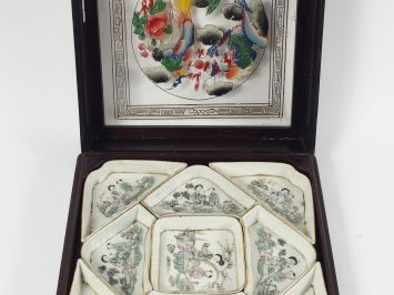 Coffret en bois et verre émaillé contenant neuf raviers à friandises e