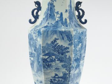 Grand vase de forme hexagonale en porcelaine blanche à décor en bleu s