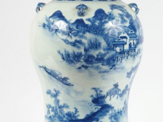 Vente aux enchères Potiche couverte en porcelaine blanche, décor d'une cité lacustre anim