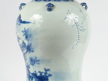 Potiche couverte en porcelaine blanche, décor d'une cité lacustre anim