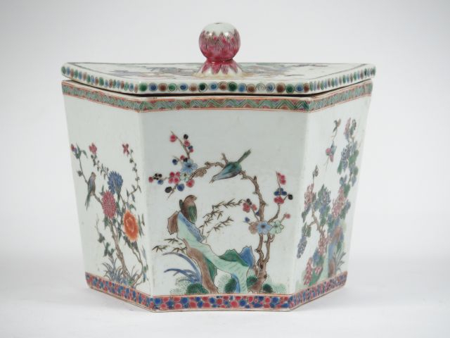 Coupe hexagonale couverte en porcelaine et émaux de la famille rose. C