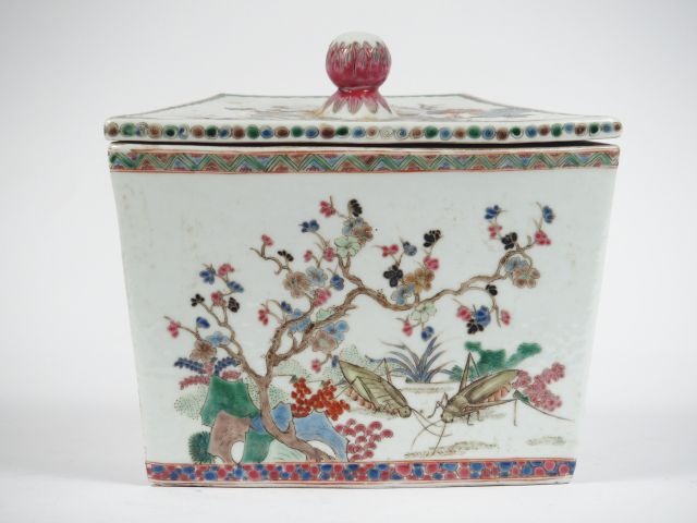 Coupe hexagonale couverte en porcelaine et émaux de la famille rose. C