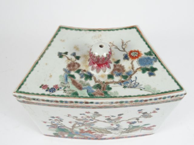 Coupe hexagonale couverte en porcelaine et émaux de la famille rose. C