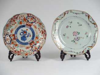 Vente aux enchères 2 différentes assiettes en porcelaine d'Imari et porcelaine famille ro