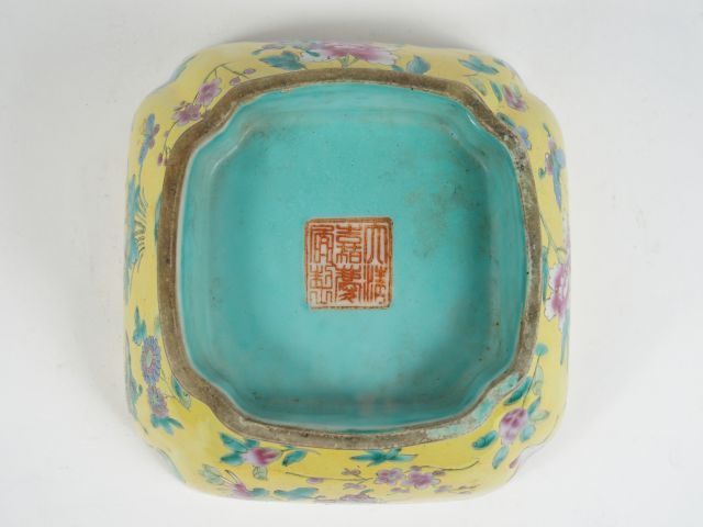 Coupe quadrilobée en porcelaine et émaux de la famille rose, décor de 